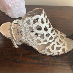 Women’s size 6 1/2 dress shoes.